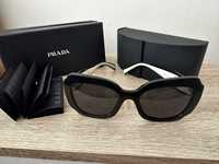 Слънчеви очила Prada.