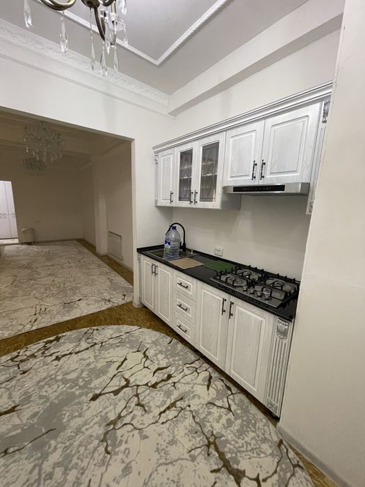 Уй сотилади евро ремонт килинган мебели хамма нарсаси билан сотилади