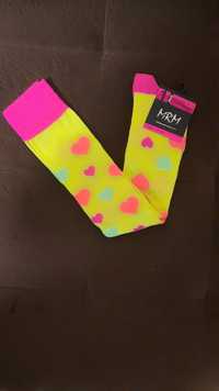 Дамски 7/8 чорапи от мек памук, в неоново жълт цвят, с цветни сърца.