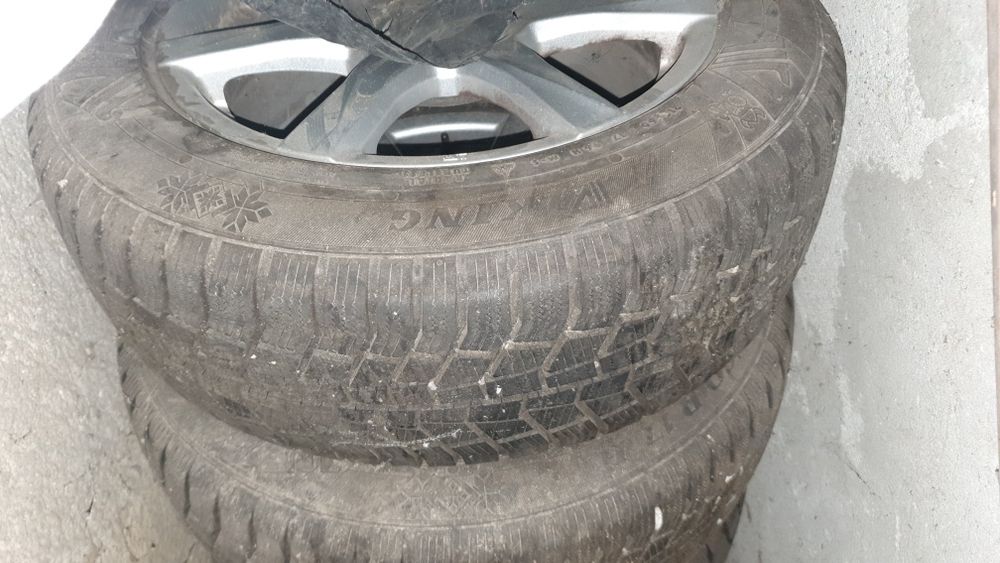 Vând 4 jante cu anvelope (roti) de iarnă 215/60 R17