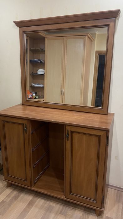Продам комод с зеркалом