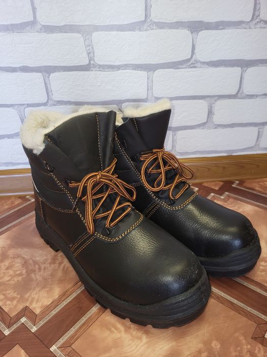 Продам рабочии  ботинки  43 размер