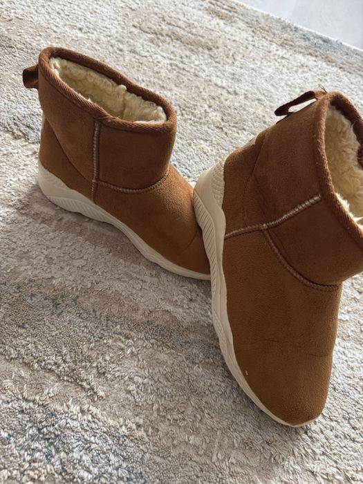 Ugg-uri, marimea 37, foarte bine intretinute, calduroase si comode