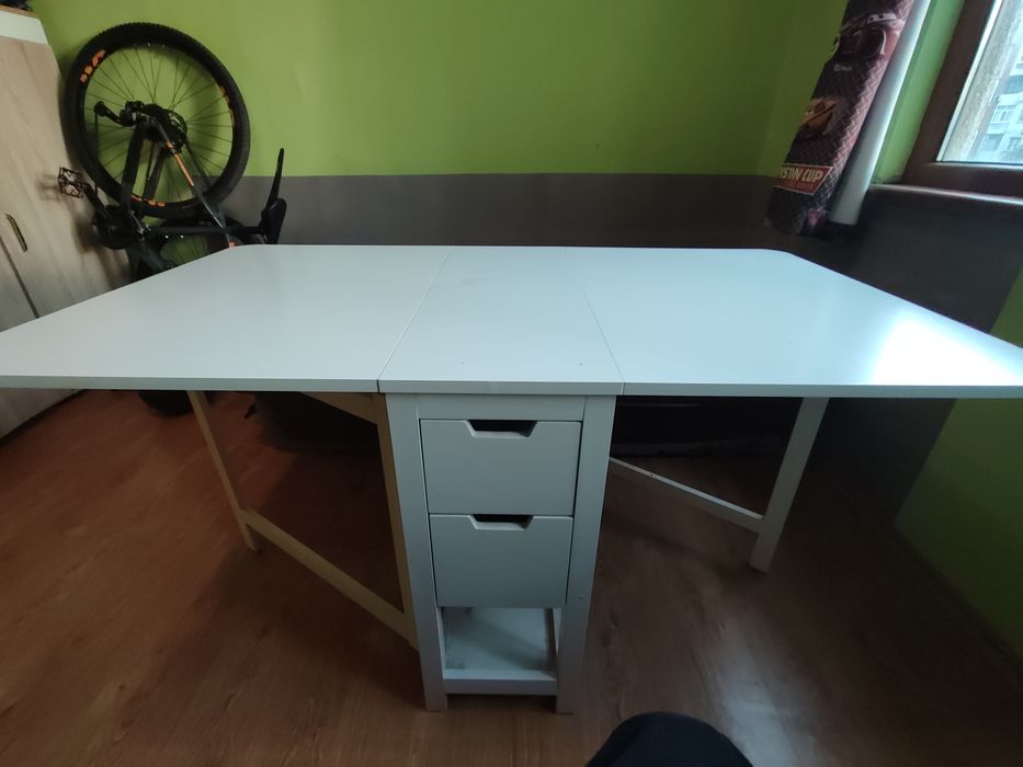 Сгъваема маса с четири чекмеджета