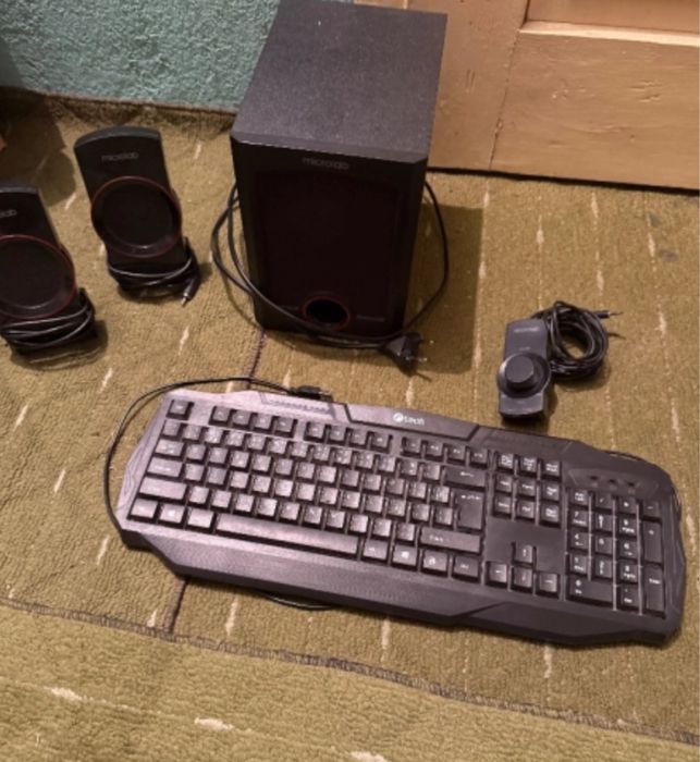 Клавиатура за компютър усилвател и тонколона