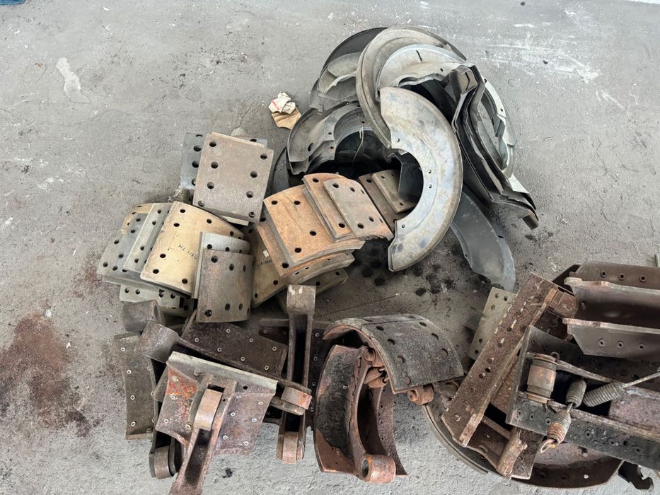 Спирачни челюсти втора употреба за камиони и ремаркета.