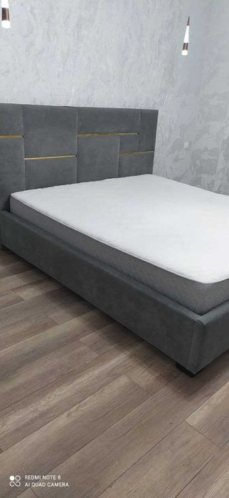 Продам двуспальную кровать с матрасом в отличном состоянии