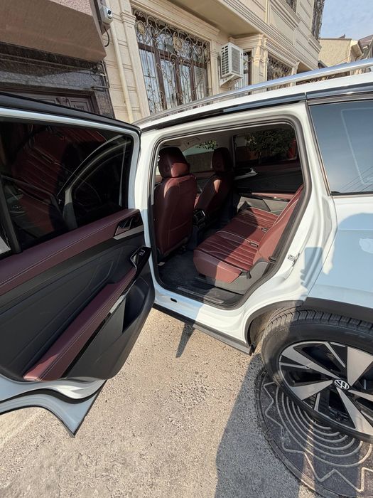 Volkswagen ID6     yili 2022