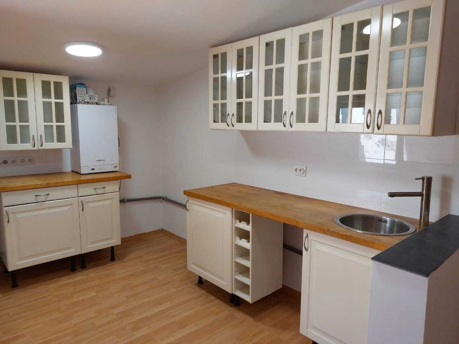 Casa cu curte mica la 3 minute de metrou Piata Muncii