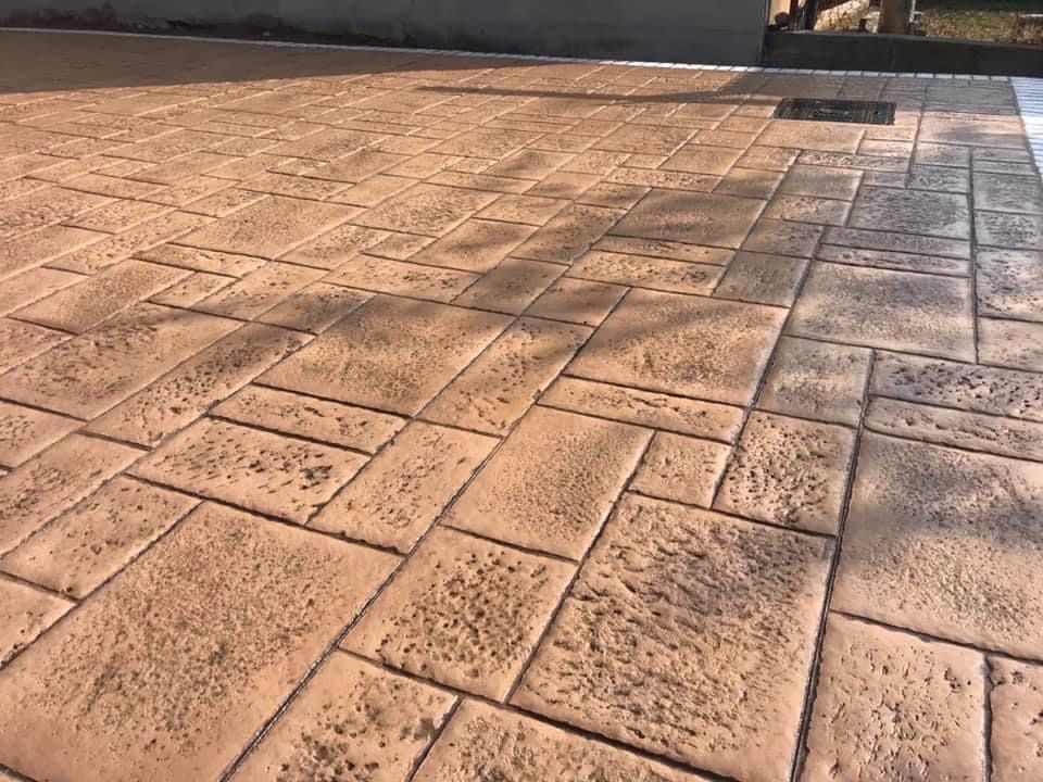 Decorațiuni din beton amprentat curti gradin garduri case scari