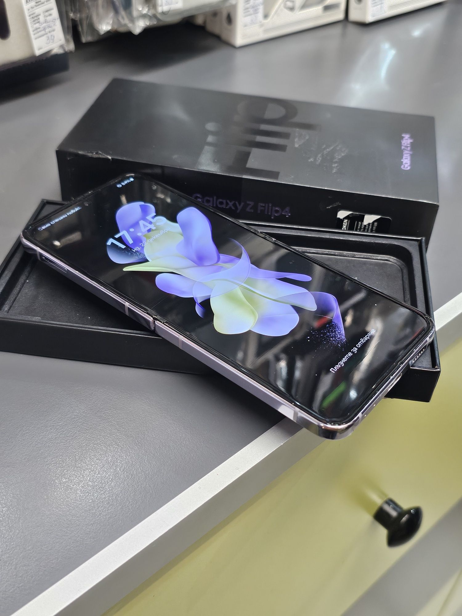Samsung Galaxy Zflip 4 лилав