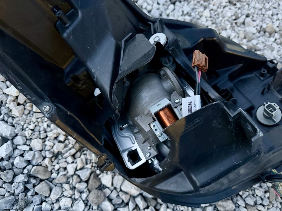 Оригинален ляв фар за Toyota Yaris Hybrid / Тойота Ярис Хибрид