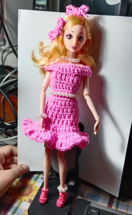 Кукла типа Барби в наряде ручной работы