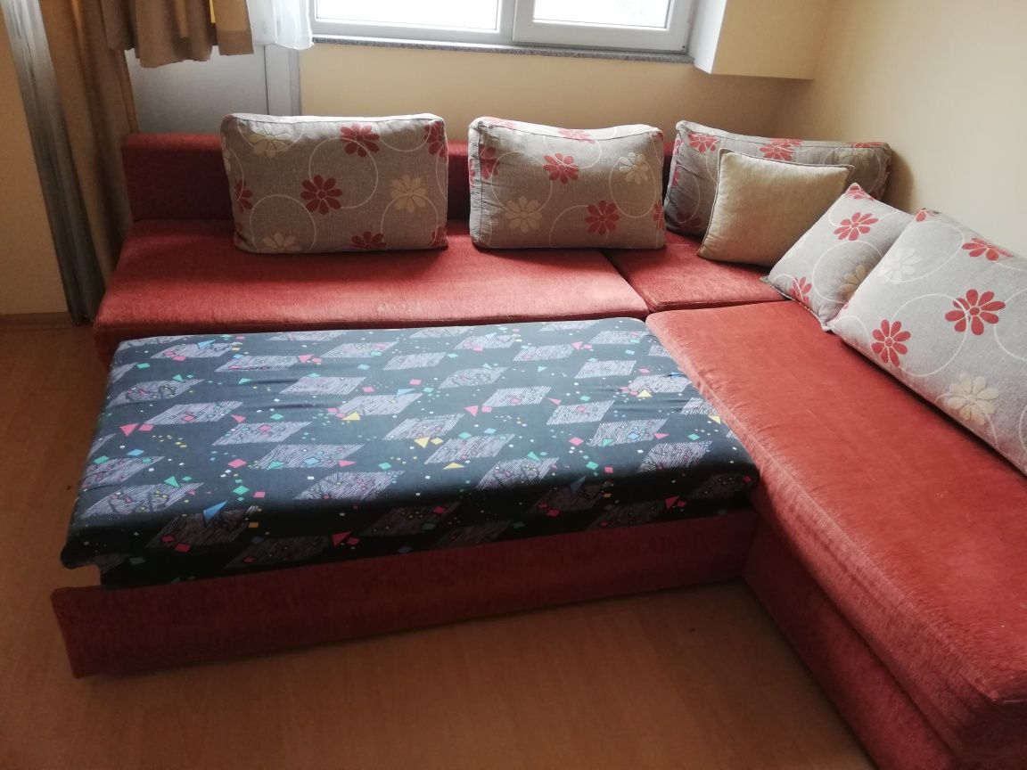 Ъглов разтегателен диван. Размери  2,5 на 2,2 метра.