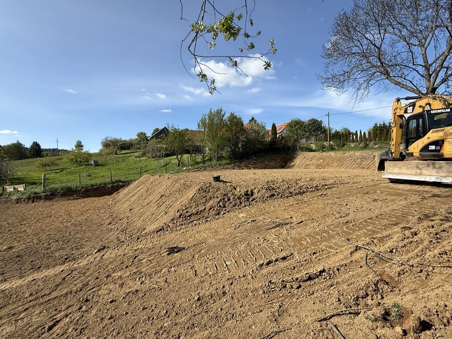 Prestam servicii cu Excavator senile cu lama de 26 tone si cupa 1.3 mc