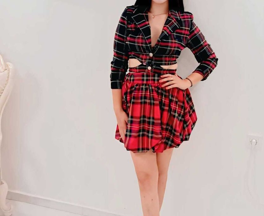 Носен е само веднъж пола и късо сако размер М/Л