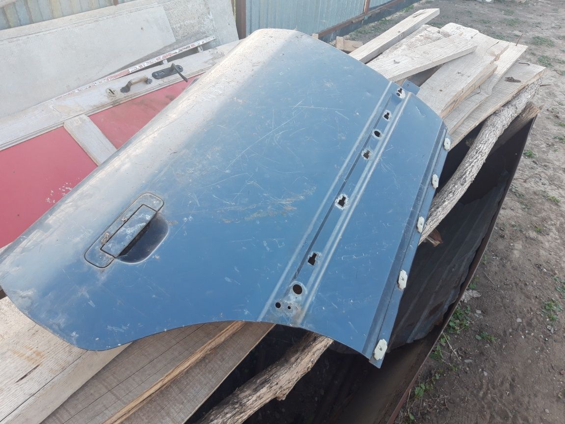 Продам заднюю правую дверь Ауди 100 с4
