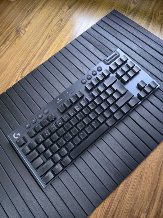 Logitech G915 TKL cu garantie Switch Tactil (maro)