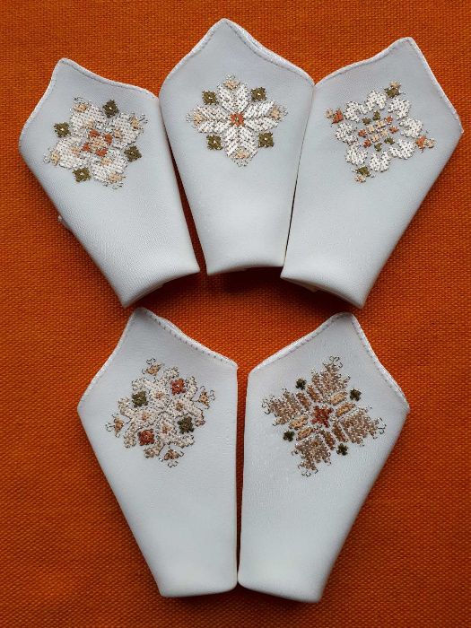 Ръчно бродирани копринени кърпички-български мотиви 4 вида,и с дантела