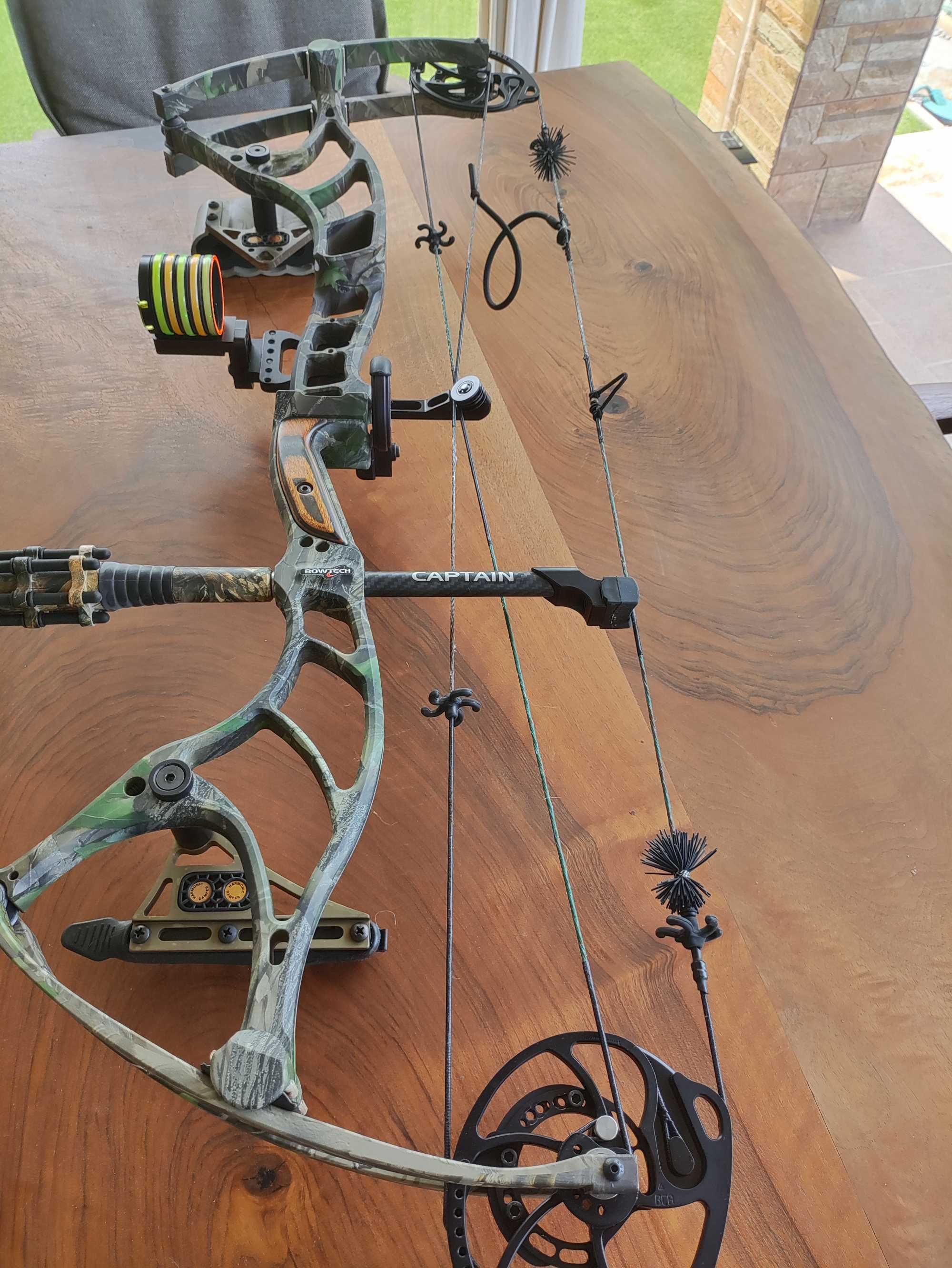 Композитен лък за спорт и лов  Bowtech