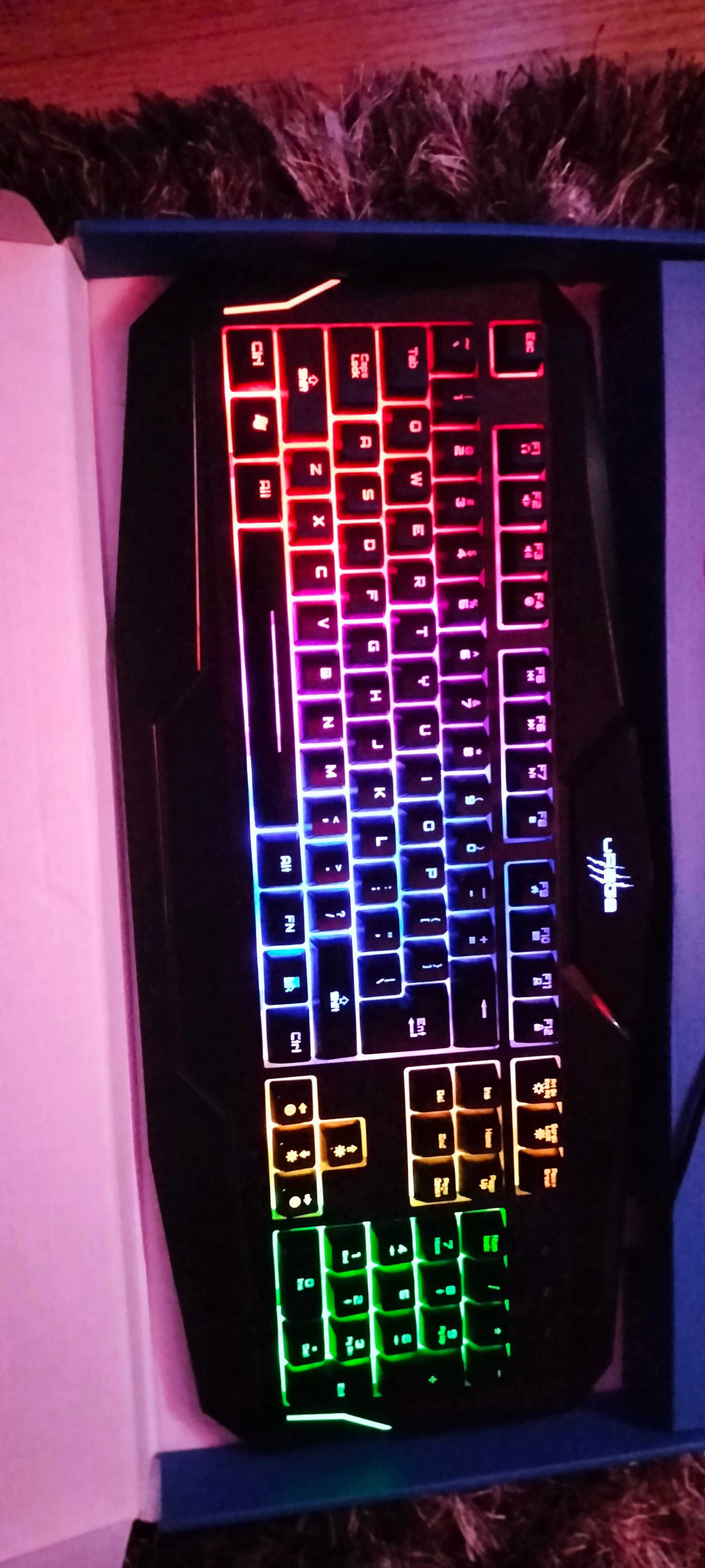 Vând tastatura și mause pad de gaming pe led