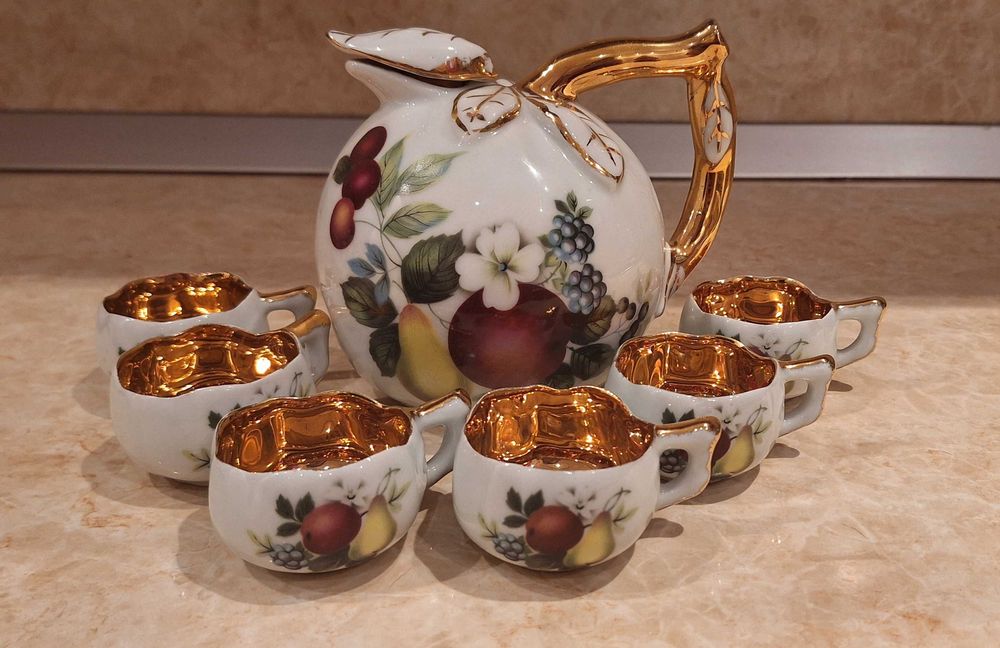 Чайник с малки чашки