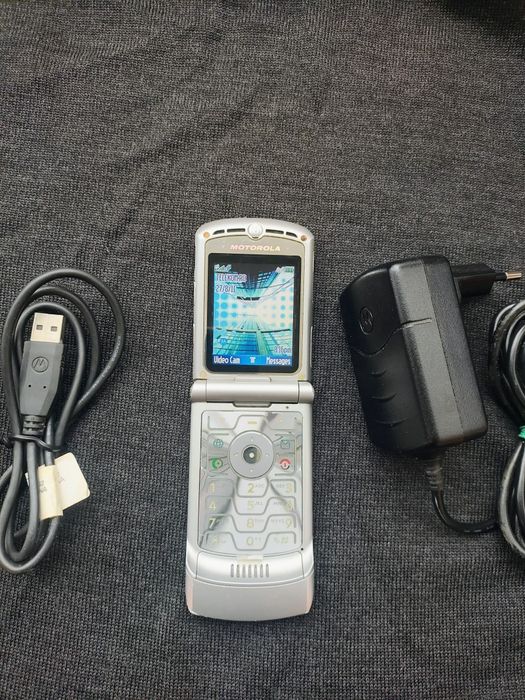 Motorola razr V3 cu accesorii originale ( orice rețea)