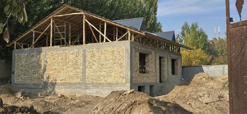 Курилиши тугалланмаган ховли уй