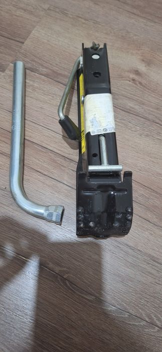 Cric și cheie roti Megane 3,4,  , Pasat B6