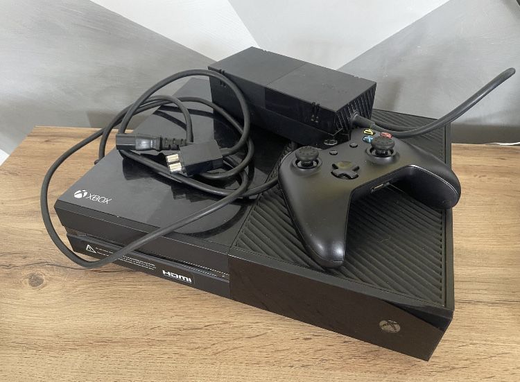 Продается Xbox one (fat) в отличном состочний
