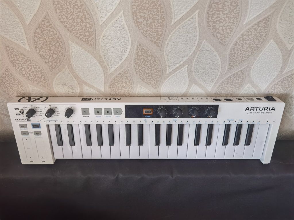 Студийная Midi клавиатура Arturia Keystep 37