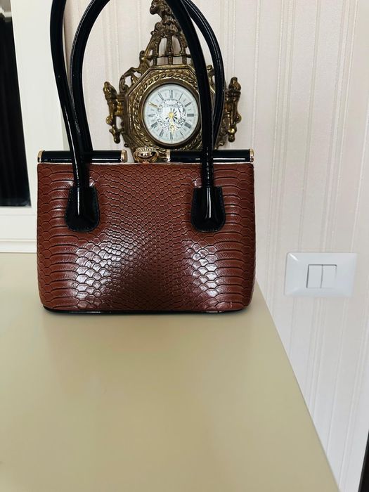 Geanta / poseta , firma Epica , piele lacuita , culoare maro