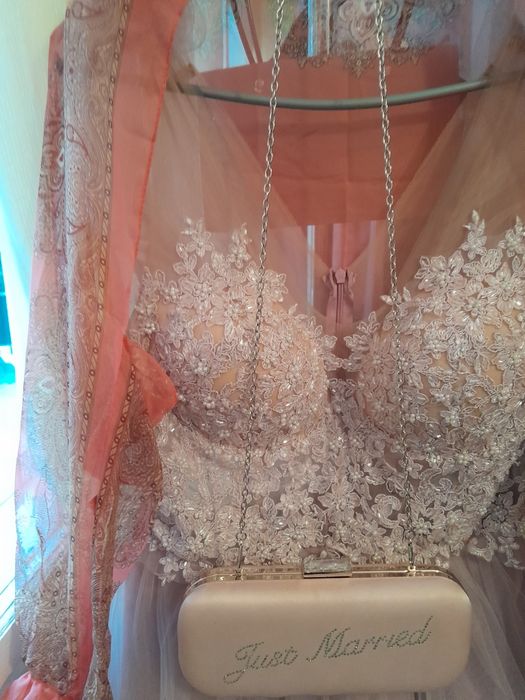 Vând rochiță de mireasa model deosebit M-L