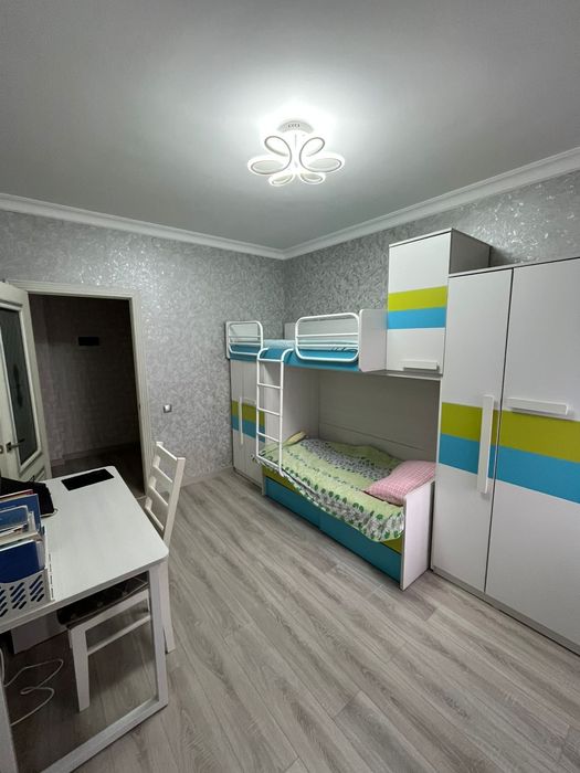 Комплект детской мебели: двухъярусная кровать, шкаф, рабочий стол. Аст