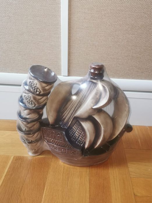 Керамичен чисто нов сервиз вино ракия шише форма Кораб с платна 6 чаши