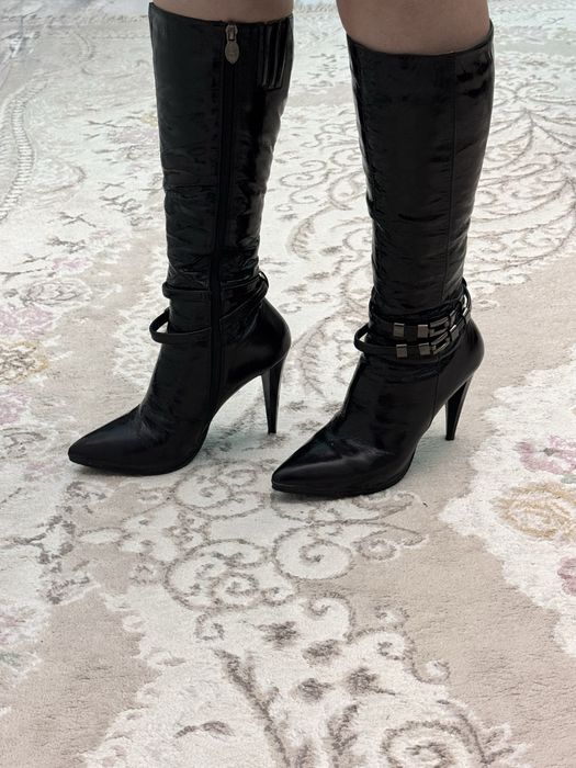 Черные лакированные сапоги