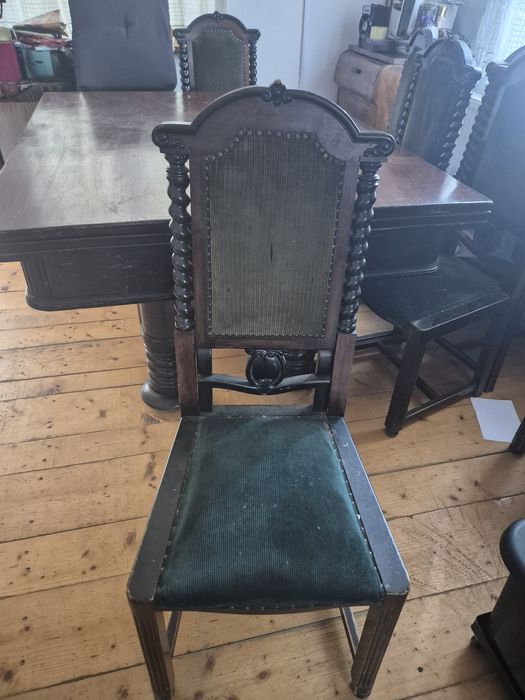 Mobilier vintage din lemn masiv, cu elemente decorative sculptate manu