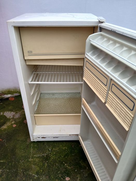 Frigider functionabil .