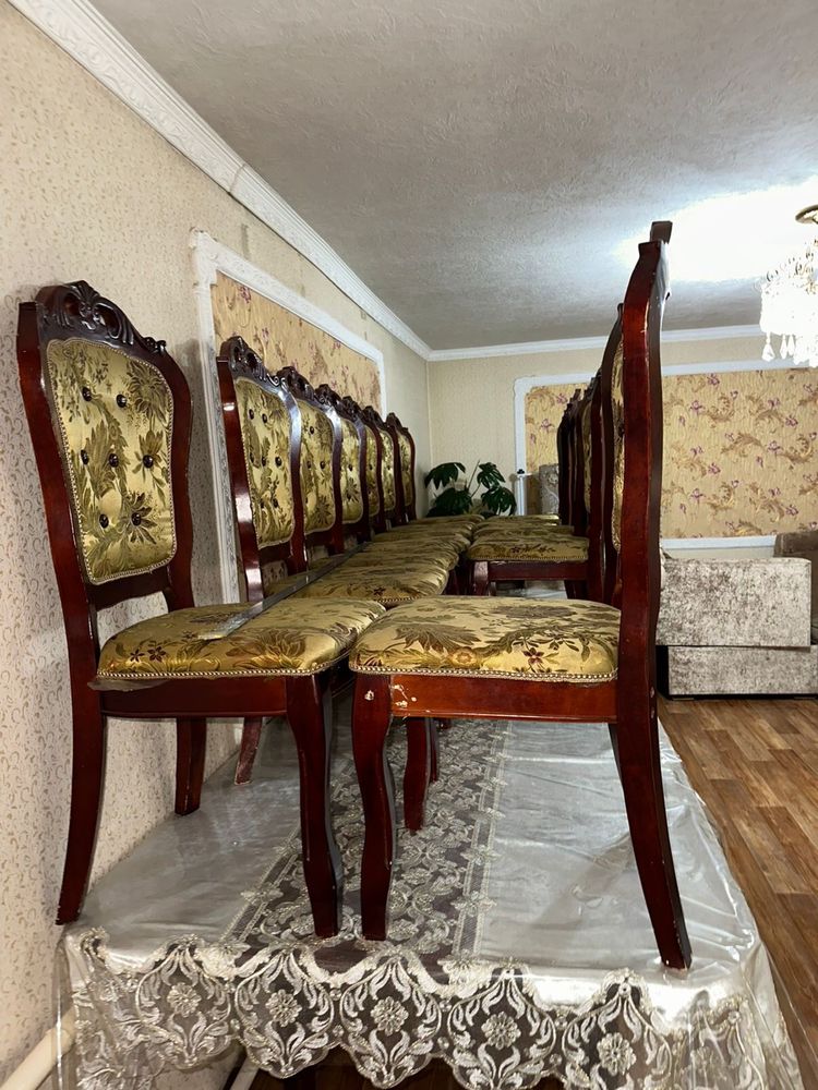 Королевские стол и стулья