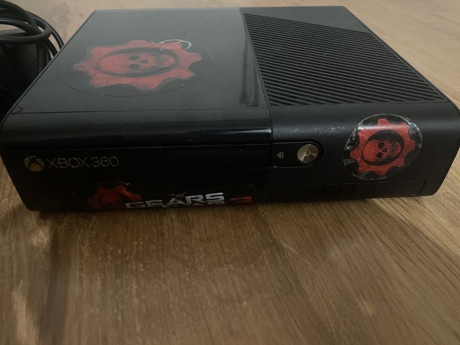 Xbox 360 + jocuri + 2 manet