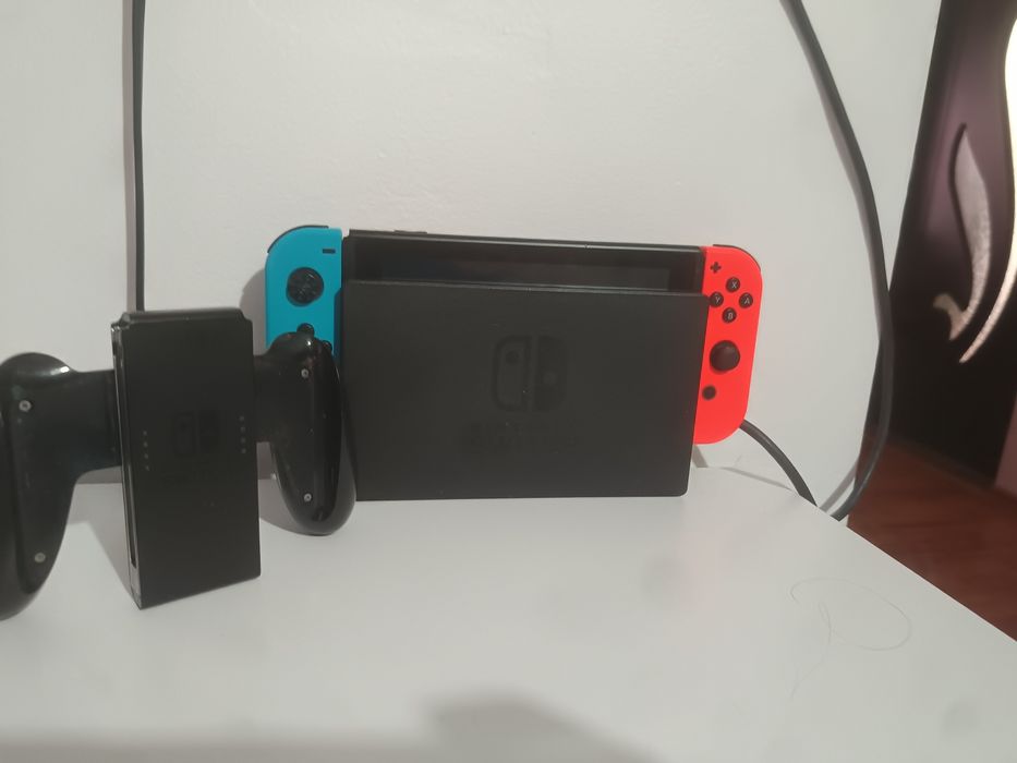 Nintendo Switch – în stare foarte bună, cu dock și accesori