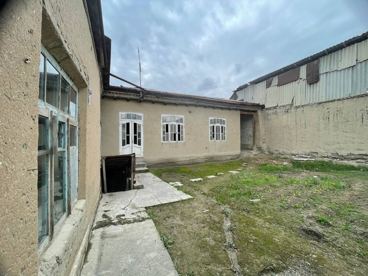 Srochna sotiladi narxidan ozroq utib beramz trassa chetida joylashgan