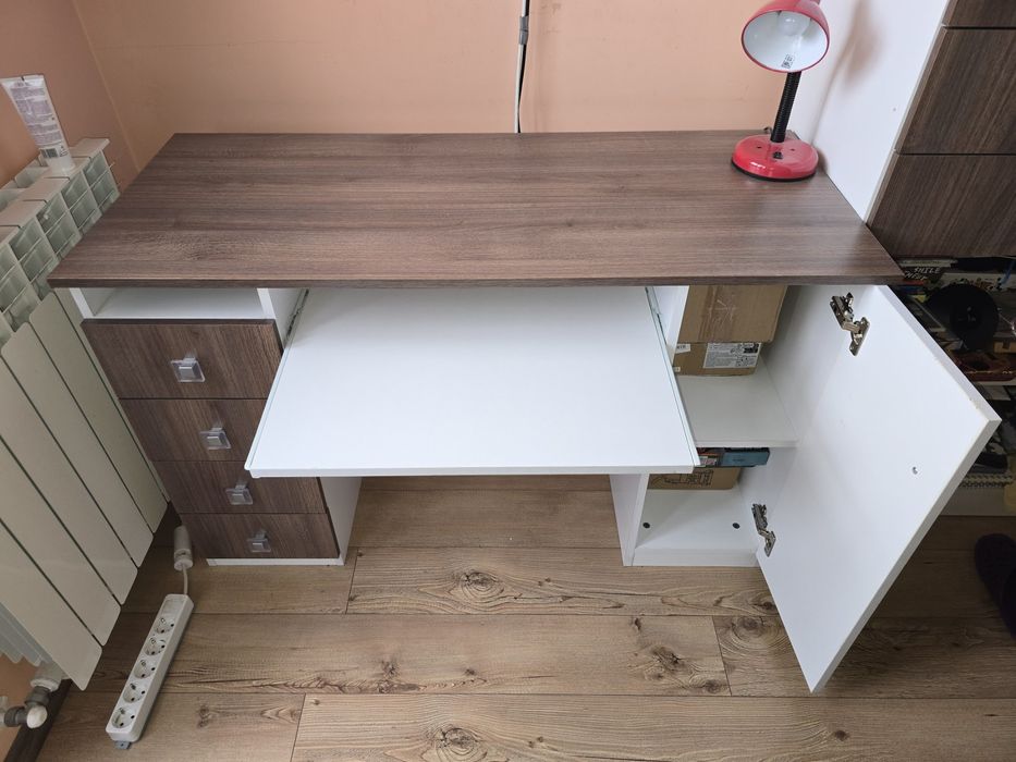 Продавам запазено бюро