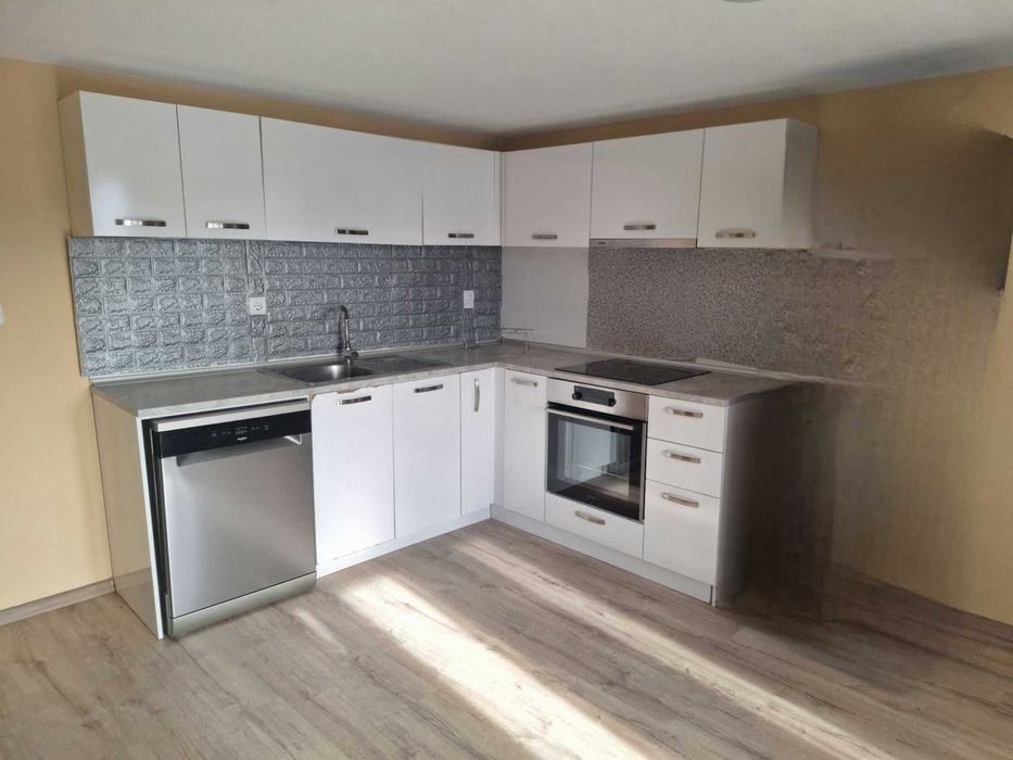 Кухня, г образна, цяла (горна и дорна част съединени по средата)