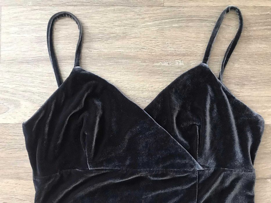 Еластична кадифена рокля с цепка