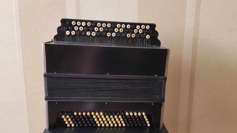 продам баян  цельно планочный