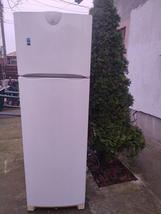 Vând frigider Indesit