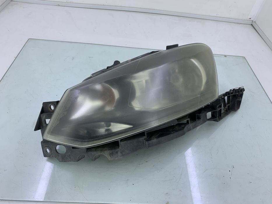 Dezmembrez Far stanga de pe VW POLO 6R 2012