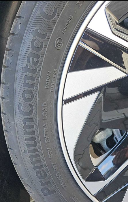 Anvelope Vara Continental Premiumcontact C 215/50R17 95V noi