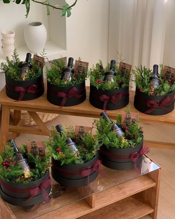 Корзины,дед мороз с крыши,оформление домов офиса